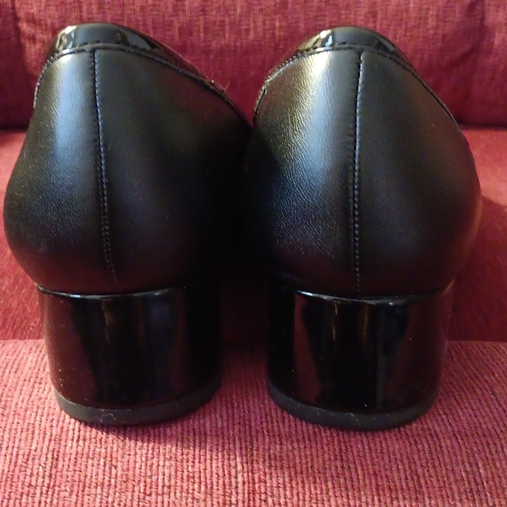 Bandolino Black Pumps with Bow Accent - Picture 4 of 12